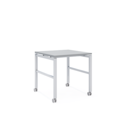 Mesa de escritório cinza com rodízios e estrutura metálica sobre fundo branco.