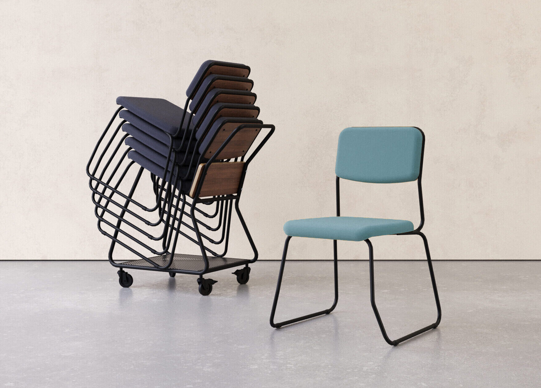 cadeiras empilhadas à esquerda, e cadeira estofada azul com estrutura em preto à direita