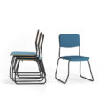 cadeira estofada azul a direita e três cadeiras laminadas a esquerda