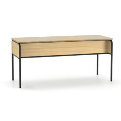 Mesa Professor com tampo amadeirado, painel frontal e estrutura metálica preta.