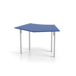 Mesa modular azul com pernas metálicas para sala de aula em fundo branco.