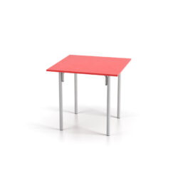Mesa quadrada infantil vermelha com quatro pés metálicos cinzas em fundo branco.