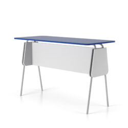 Mesa escolar retangular com tampo azul, painel frontal e pés de metal sobre fundo branco.