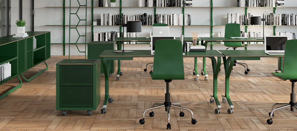 mesa de trabalho e cadeiras verdes