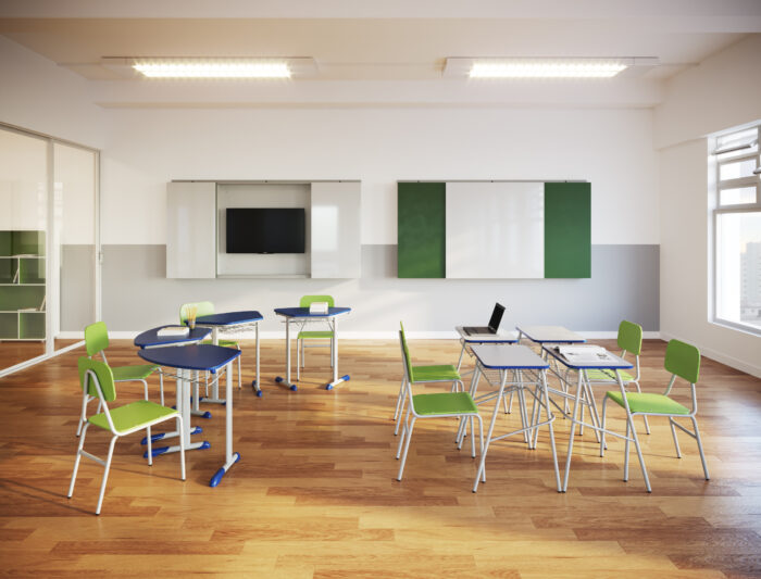 sala de aula com carteiras azuis e cadeiras verdes