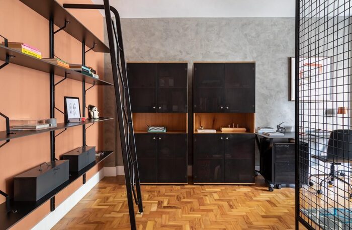 home office com armários, estante, escada, mesa e cadeira