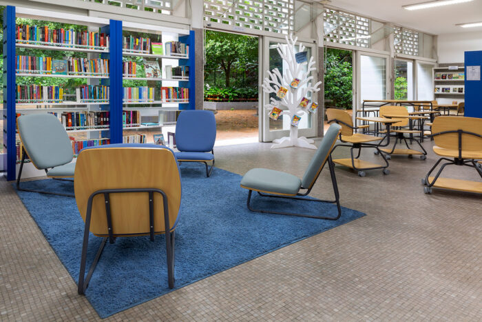 biblioteca com móveis descontraídos e acolhedores