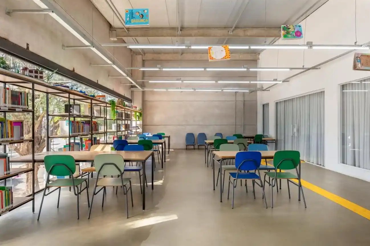 Móveis da linha Jataí em tons de verde e azul para espaço de leitura do Colégio Ábaco em São Paulo.