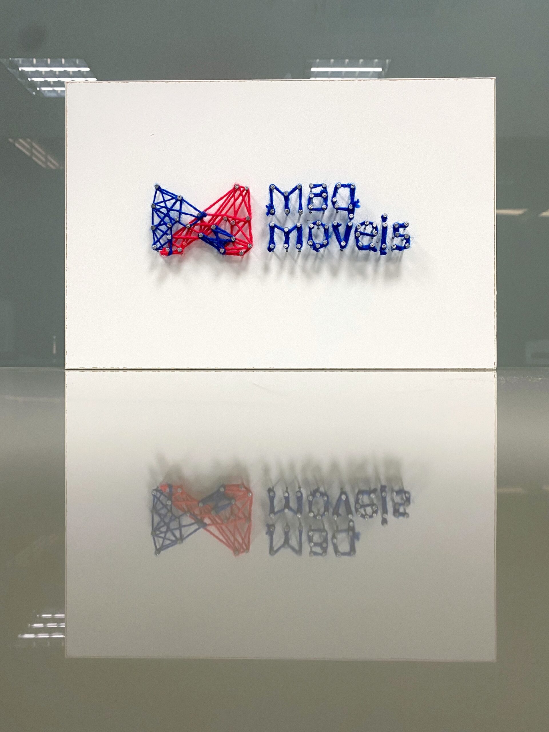 logotipo da Maqmóveis feitos de material reciclado, em fundo branco