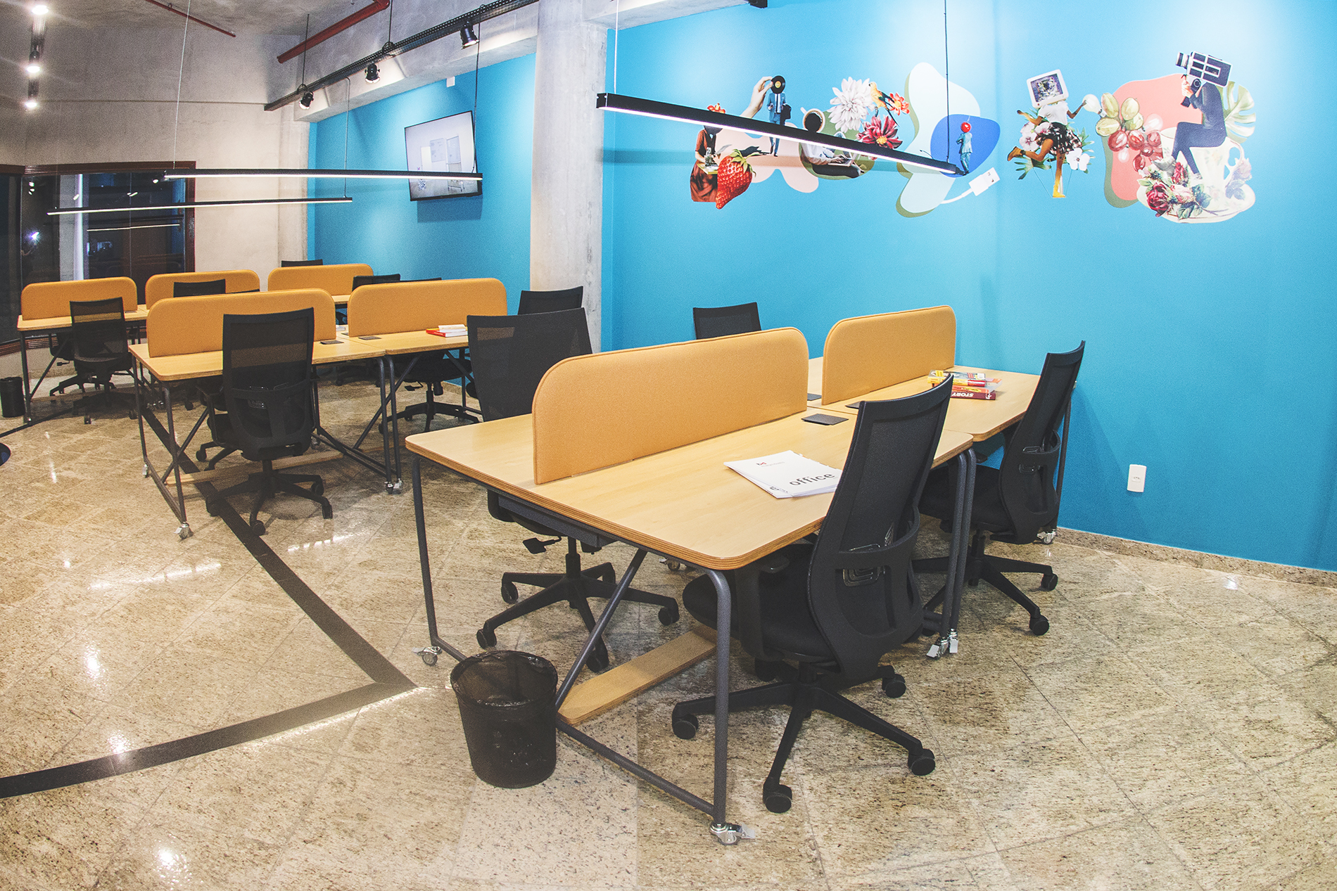 estações de trabalho coletivo com cadeiras giratórias em coworking para os pais de alunos da Escola Portal em Sorocaba