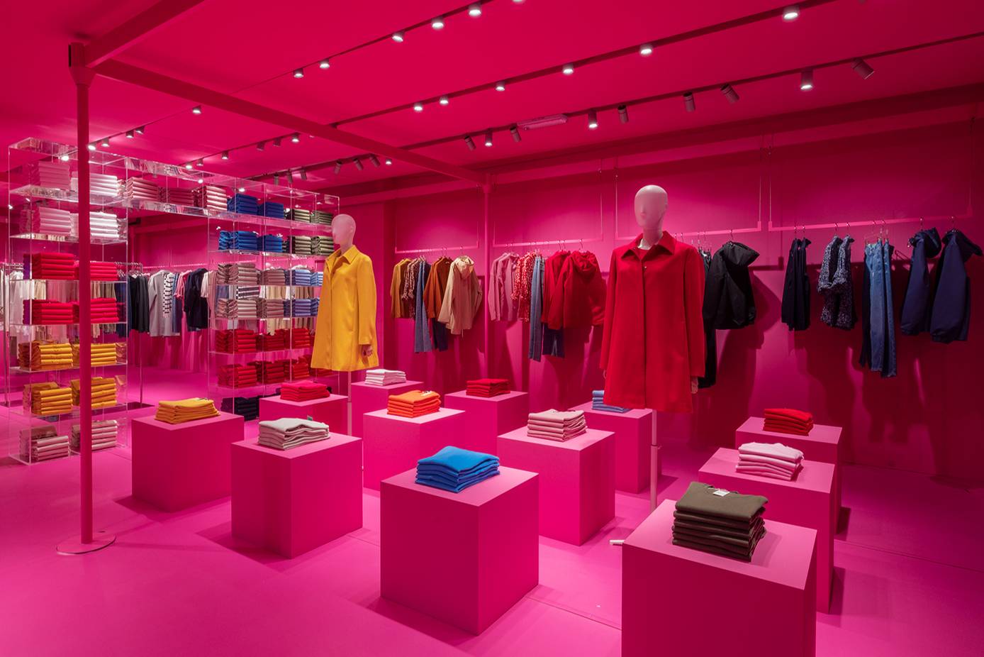 loja de roupas toda pink, com roupas coloridas