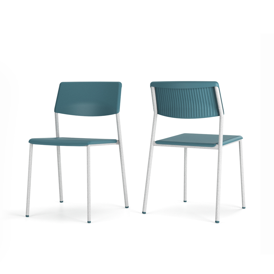 duas cadeiras com assento e encosto de plástico cor azul e estrutura cor cinza mescla em fundo branco.