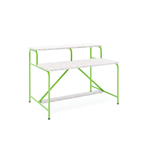 Mesa de dois níveis para área externa com estrutura cinza mescla e tampos em placa ecológica reciclada.