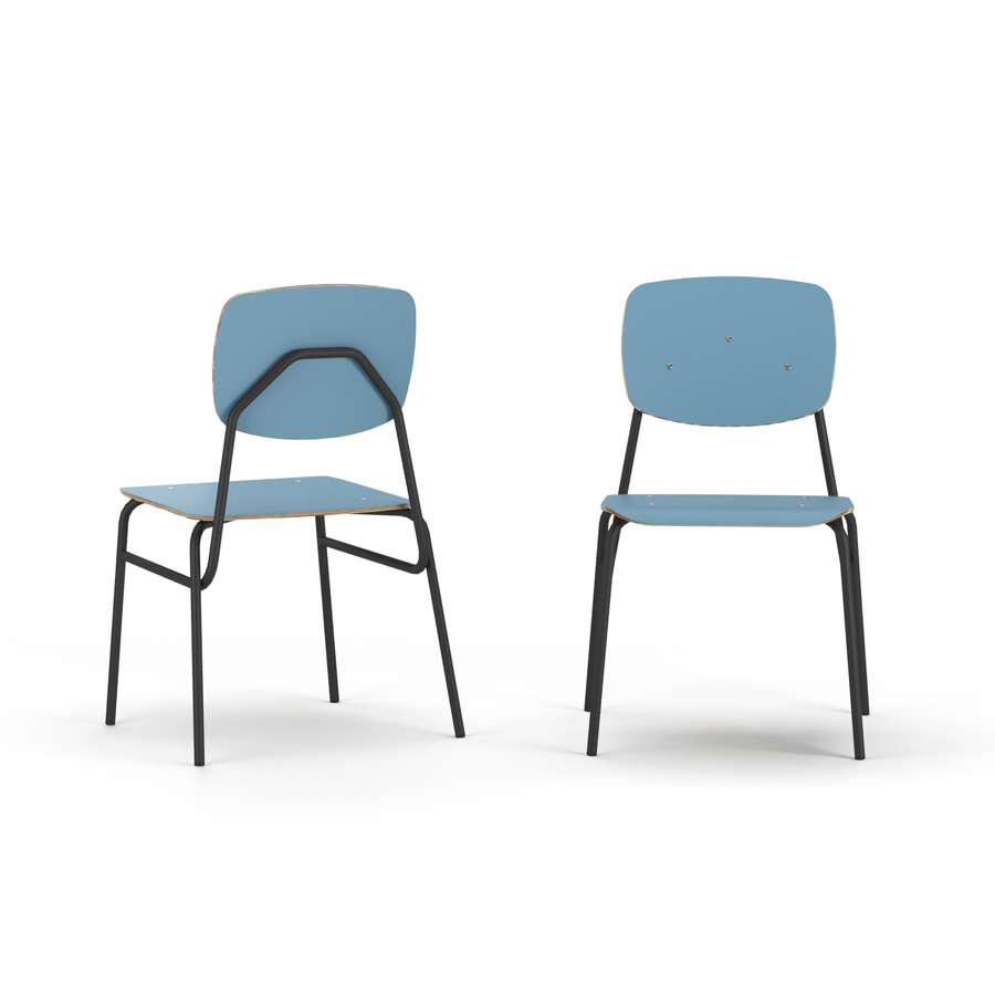 Duas cadeiras com assento largo, laminadas de cora azul céu e estrutura preta, em fundo branco infinito