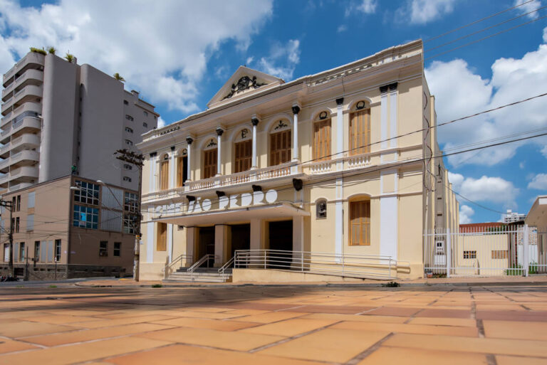 Fachada da Biblioteca Pública Municipal de Taquaritinga.