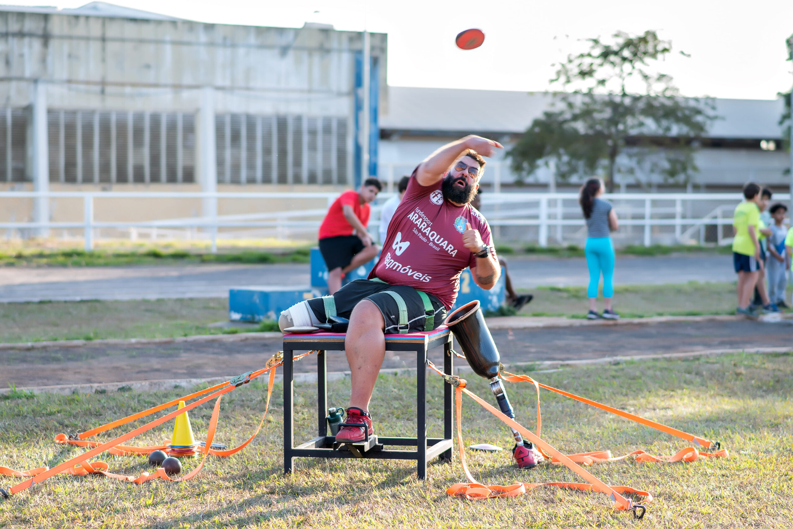 Imagem do atleta taquaritinguense Paulo Andrade de Almeida Júnior, 40 anos, arremessando um disco.