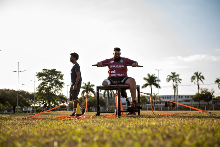Atleta taquaritinguense Paulo Andrade de Almeida Júnior fazendo exercícios em campo aberto.