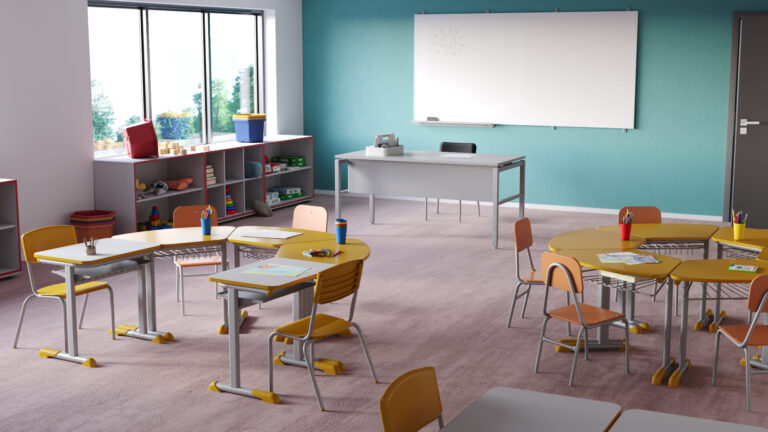 Sala de aula infantil com móveis certos para ambientes de aprendizagem
