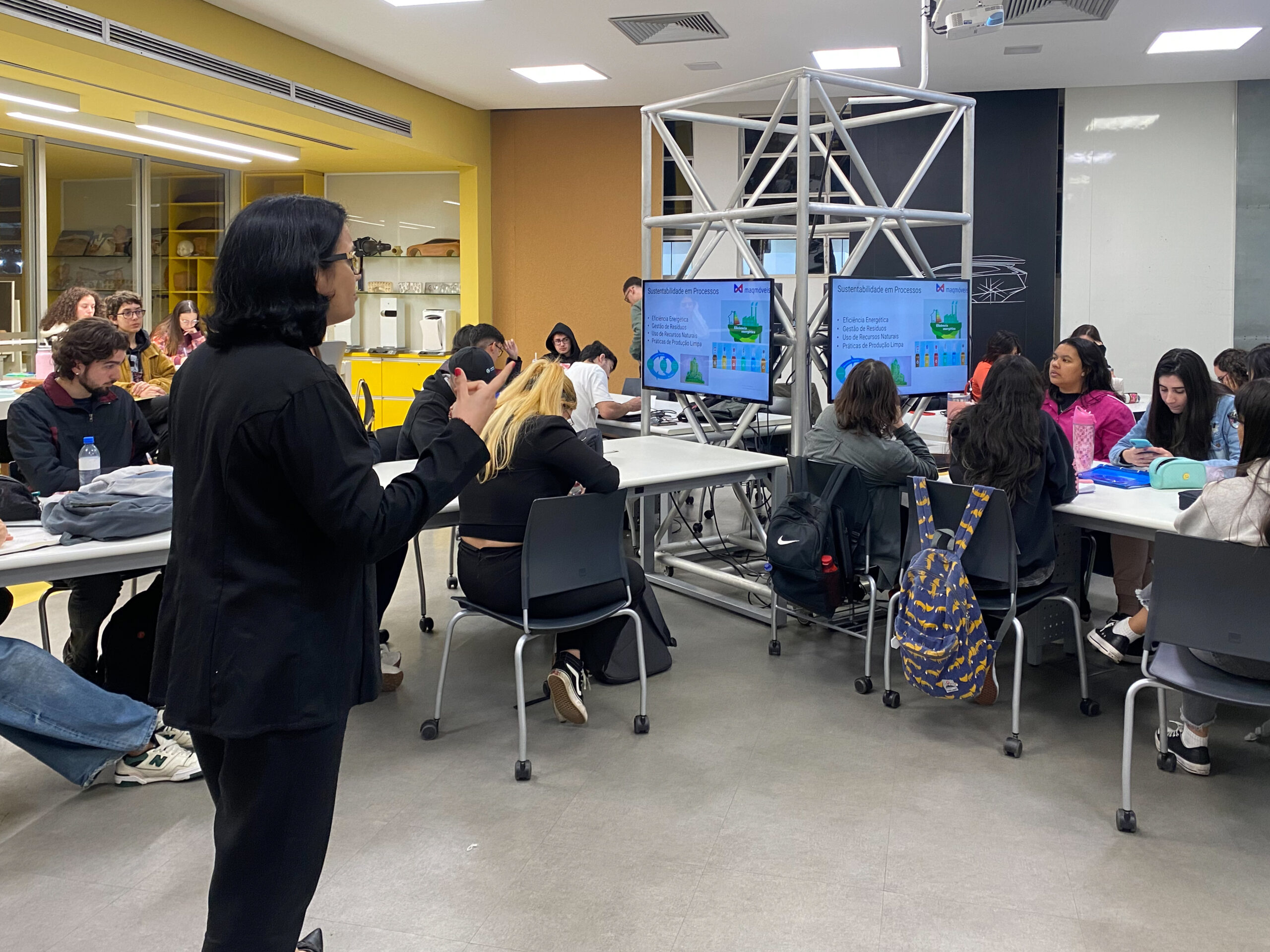 Apresentação das premissas do Prêmio Mauá+Maqmóveis de Mobiliário Corporativo, aos alunos do curso de Design