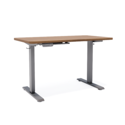 Mesa Flow com regulagem de altura, tampo amadeirado e estrutura metálica.