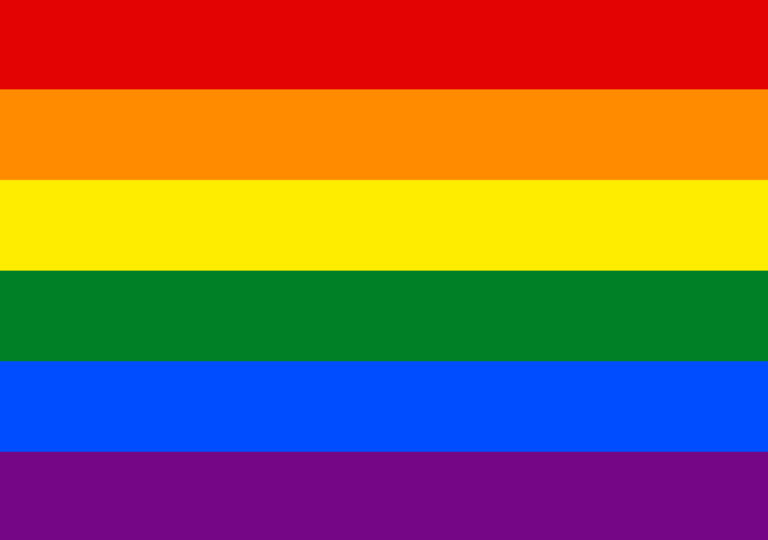 Bandeira colorida simbolizando diversidade, respeito e inclusão no Mês do Orgulho LGBTQIA, em apoio à liberdade de identidade e amor.