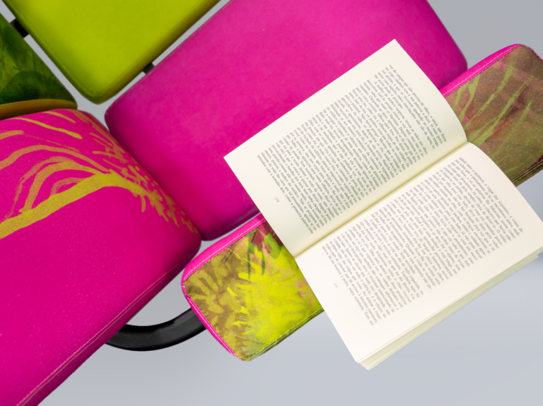 O amplo apoio de braço da Poltrona Flip é ideal para acomodar livros.