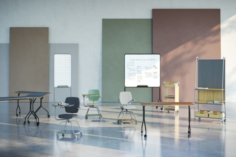 Ambiente de sala de aula com diversos móveis com melhor custo-benefício para renovar escolas.